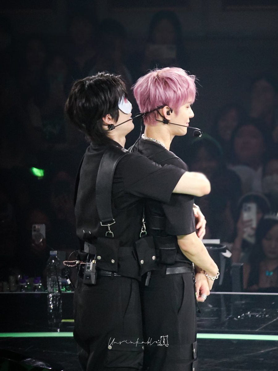 UnsinkableJJ's tweet photo. 잰정의 러브 허그다 (*꒦ິ꒳꒦ີ)    🖤💗

240803 NCT 127 8주년 팬미팅
#잰정 #JAEWOO 
#재현 #JAEHYUN #정우 #JUNGWOO https://t.co/94p6LW8o75