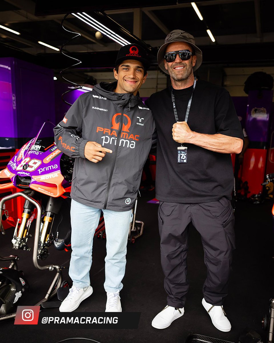 MotoGP_ESPN's tweet image. ¿Rápido y Furioso versión #MotoGP? El actor Jason #Statham dice presente en #Silverstone para disfrutar del #BritishGP. 🔝