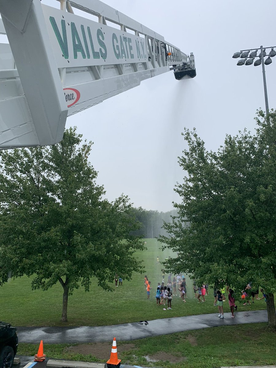 VailsGateFD's tweet image. Happy Summer! 😎 Yesterday our crews visited with the kids at New Windsor Summer Camp! We covered fire prevention, general fire knowledge and of course, had a cool-off session 🧯💦🚒
