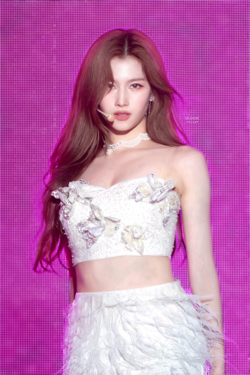 godmitzu's tweet photo. SANA OH MY GOD?? 🫠 https://t.co/zL1NE9MuIg