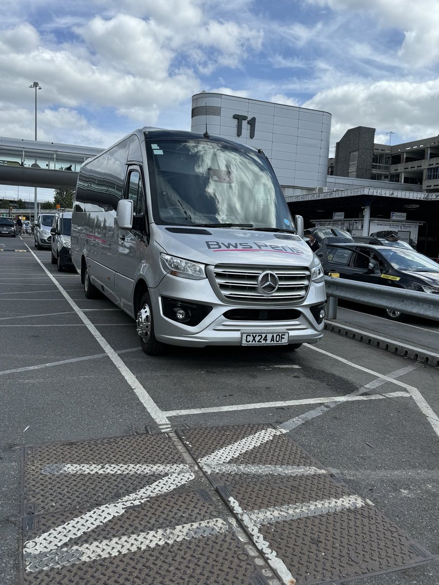 perisminibus's tweet photo. Our latest brand new luxury 19 seated midi coach, ready in time to bring a group back home from their hols #airporttransfers #luxurytravel https://t.co/Pd5Abq7334