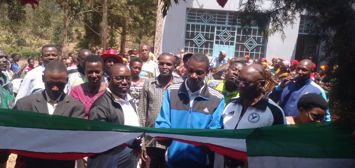 CommuneRutegama's tweet photo. Abenegihugu bo muri @CommuneRutegama bagiwe imbere na musitanteri bahimbaje umusi mukuru wahariwe amakomine.Hinjiwe inyubako n'ibindi vyaranguwe muri uyu mwaka .@MuramvyaProv @MininterInfosBi https://t.co/8HuG8zHnR7