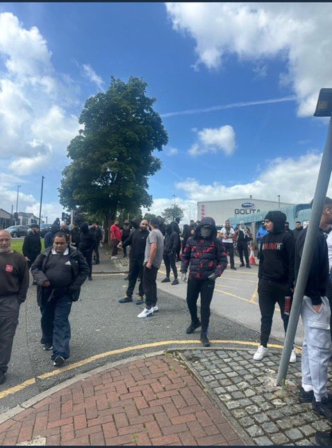 magaintr's tweet photo. 🚨The muslim defence league are on the streets today aswell across the country.

Looking peaceful of course.

#protest #Stoke #Manchester #Liverpool #Belfast #Hull https://t.co/LlV2nuw7BE