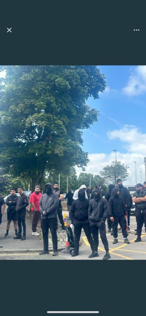 magaintr's tweet photo. 🚨The muslim defence league are on the streets today aswell across the country.

Looking peaceful of course.

#protest #Stoke #Manchester #Liverpool #Belfast #Hull https://t.co/LlV2nuw7BE