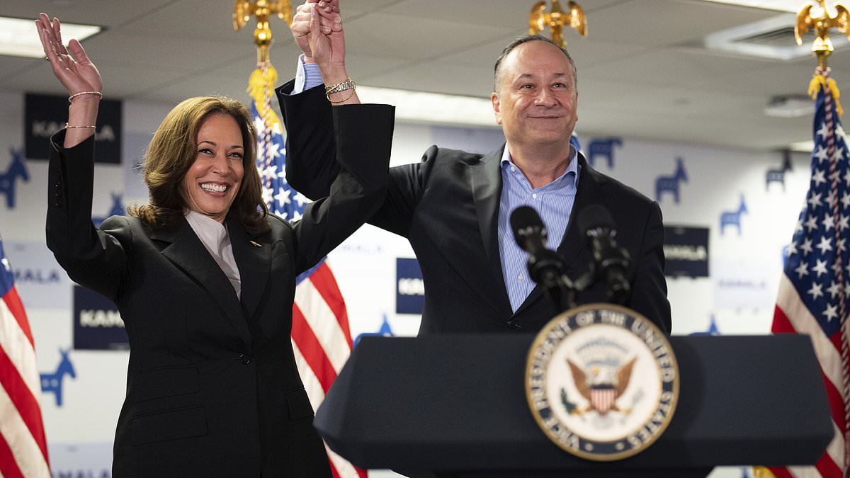 Daily_MailUS's tweet image. Kamala Harris's husband Doug Emhoff cheated on his first wife with daughter Ella's nanny Najen Naylor - and got her PREGNANT trib.al/z0WNPhJ