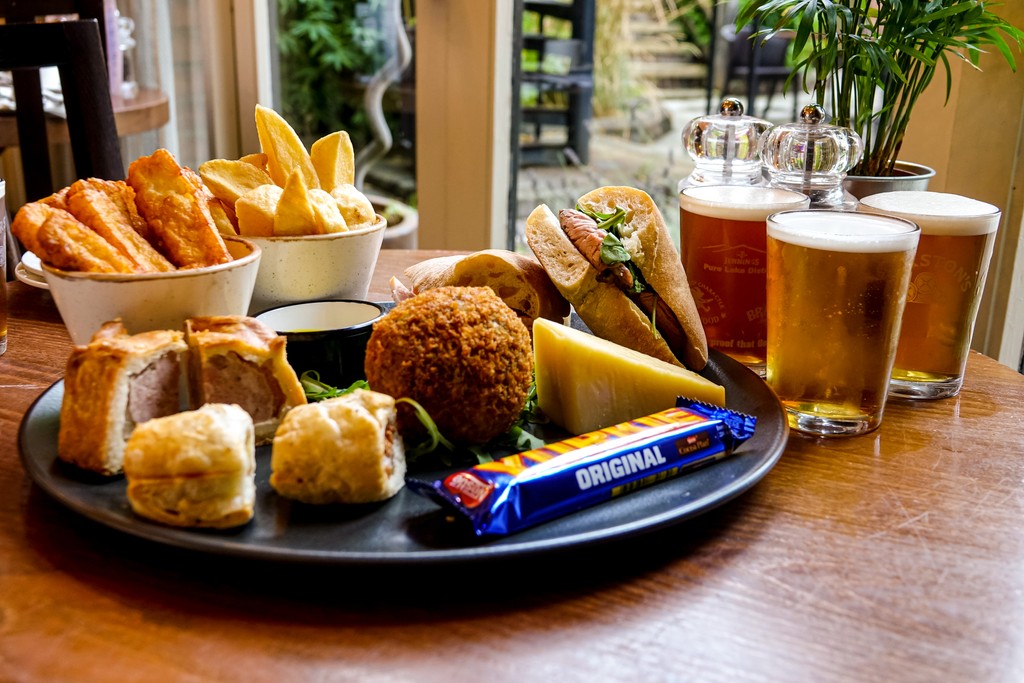 Elevate your afternoon tea experience with a savoury twist! Explore our alternative afternoon tea, complete with a selection of real ale or Prosecco 🍺🥂
⁠
Find out more about our afternoon teas and book your table 👉️ doganddoubletsandon.co.uk/gastro-pubs-st…
⁠
#DogAndDoubletSandon #Stafford