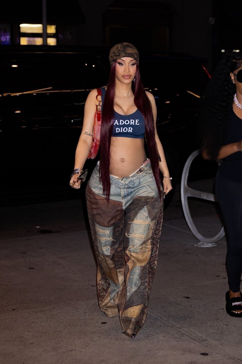 updatesofcardi's tweet image. Pregnancy looks so good on Cardi B. 😍