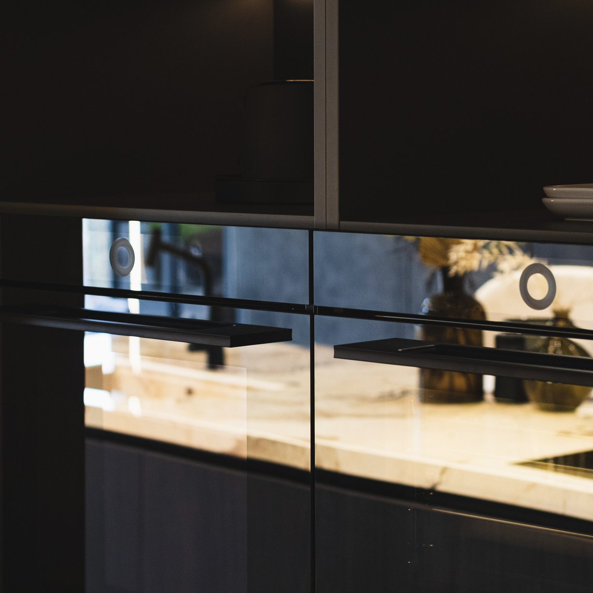 Exquisite reflection of luxury with V-Zug, the Rolex of home appliances. 

Our studio showcases the seamless blend of cutting-edge technology and timeless aesthetics.