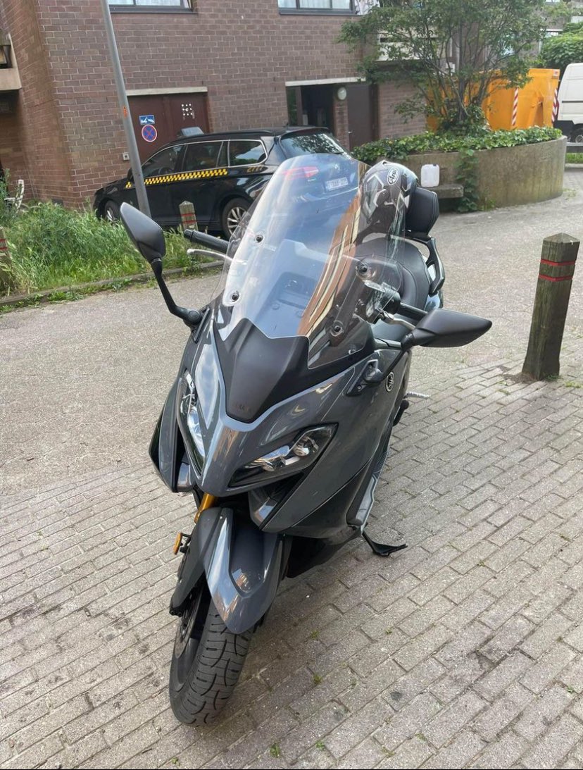 Mon petit nouveau jeu.

J’en rêvais depuis petit du dernier T-max et maintenant j’ai la mienne et surtout le tout dernier modèle 🙏🏻

Merci Instagram, Merci Tiktok . 📲