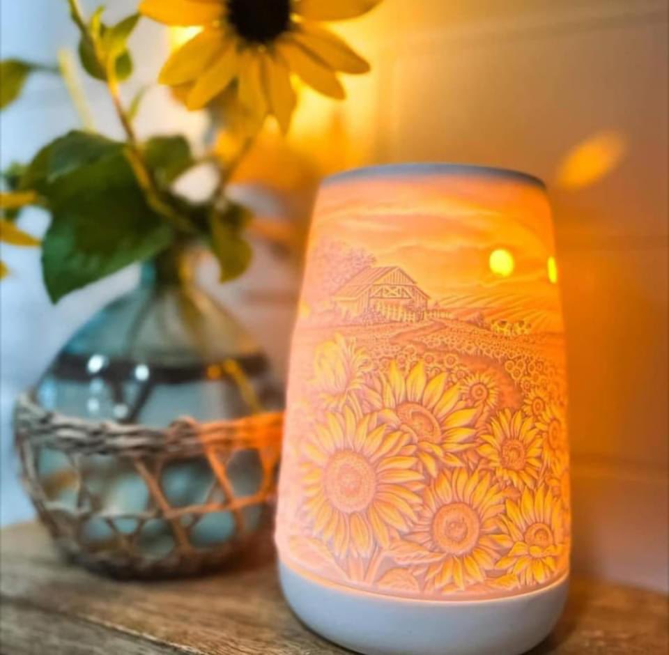August Warmer of the Month is Sunflower Fields 🌻 
detailed sunflower-filled scene to life from every angle. Includes one orange light bulb.

🍎 August Scent of the Month is Honeycrisp Harvest 🍎 

Grab yours for 10% off today 👇🏼 
kimkmiller.scentsy.us