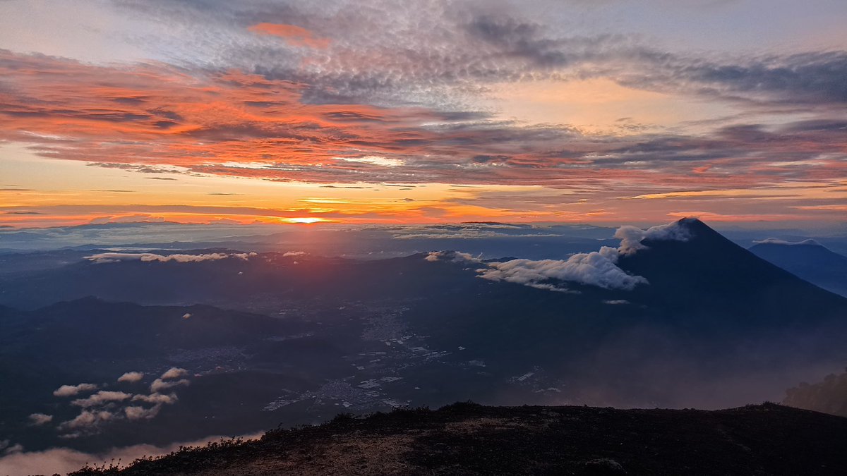 Así el amanecer de hoy desde la cima del Volcán Acatenango 🥰