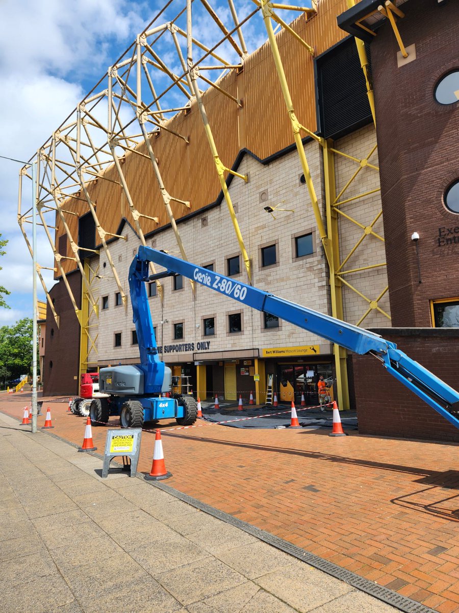 platform_centre's tweet photo. The Platform Hire Centre helping one of our clients get to the heights required to get @wolves ground molineux looking fresh and repainted for the new season. For all your working at height requirements call TPHC a call on 01384 255440. #workingatheight #cherrypicker #wwfc https://t.co/FJxmIJIyCE