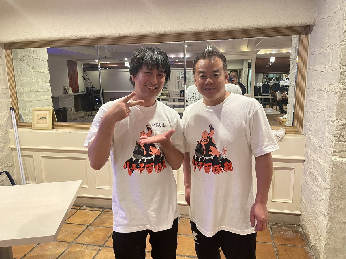 yadannakashima's tweet image. 八王子ラーメン百豚ありがとうございました‼️
ラーメン屋ホールのバイト歴20年を生かして、1000回以上、心を込めてテーブル拭かせて頂きました！
家族で食べに来た来たモグライダーともしげ、野猿二郎せいまさんに舞台上げられる！笑

〆は3人で一麺さん！
昼のタンタン・夜の一麺‼️
バグうま‼️