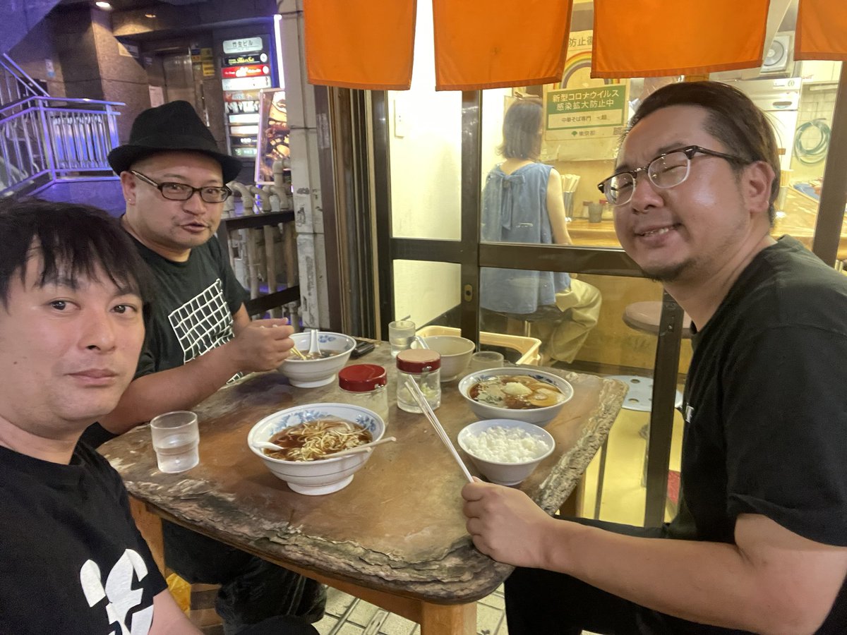 yadannakashima's tweet image. 八王子ラーメン百豚ありがとうございました‼️
ラーメン屋ホールのバイト歴20年を生かして、1000回以上、心を込めてテーブル拭かせて頂きました！
家族で食べに来た来たモグライダーともしげ、野猿二郎せいまさんに舞台上げられる！笑

〆は3人で一麺さん！
昼のタンタン・夜の一麺‼️
バグうま‼️