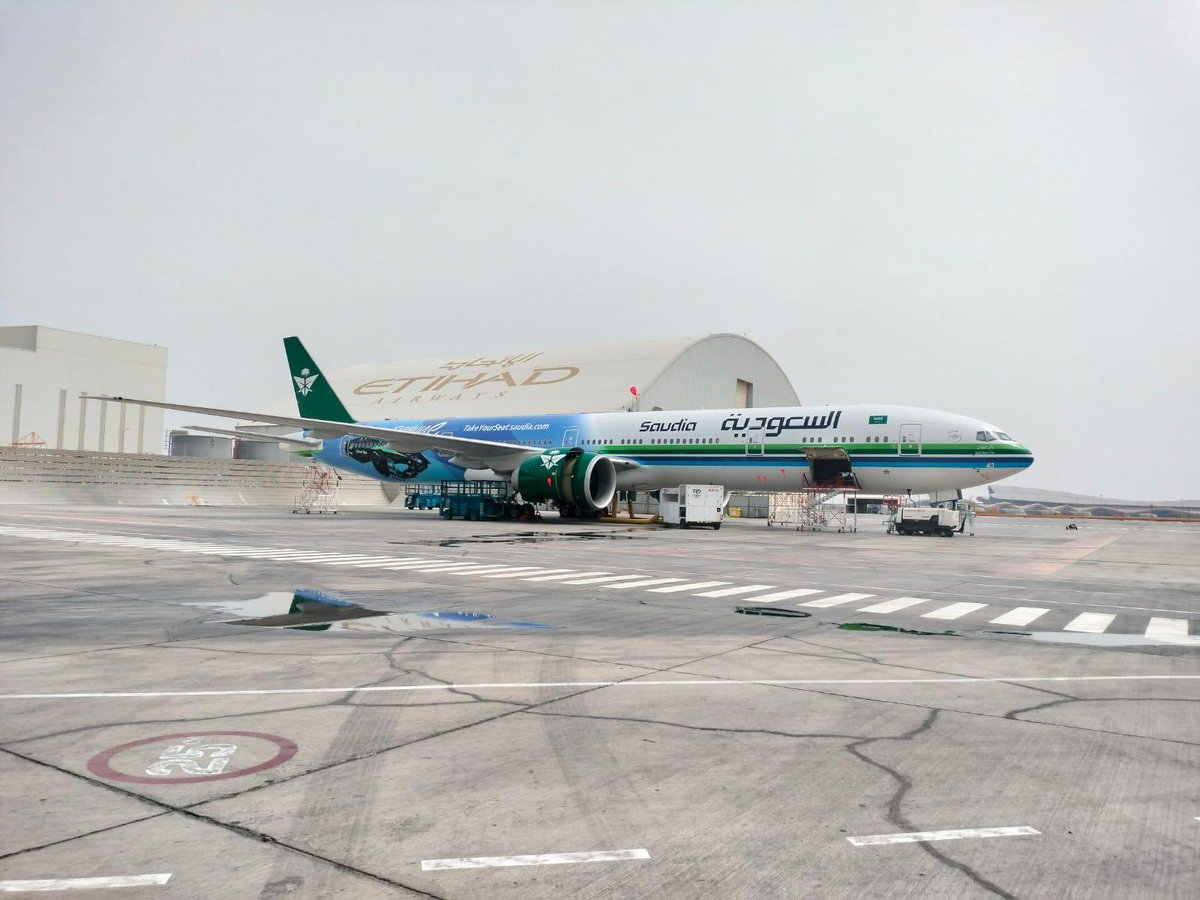 saudia_aviation's tweet photo. عاجل ‼️

الصبغة الجديدة لطائرة B777 #الخطوط_السعودية بالصبغة  المخصصه للفورميلا 🏎️  بتسجيل HZ-AK43 💚✈️

وش رأيكم في جمالها 😍❓ https://t.co/I2DB3jwVD3