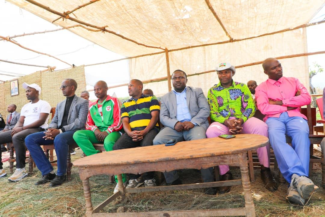 #Burundi,SE le 1er Ministre, Lt-Gén Pol #Ndirakobuca_Gervais accompagné de son épouse s'est associé aux natifs, résidents et amis de la Commune #Bukinanyana,dont  lui aussi est natif,dans la célébration de la fête communale déroulée sur la colline #Nyarwumba,zone Masango.