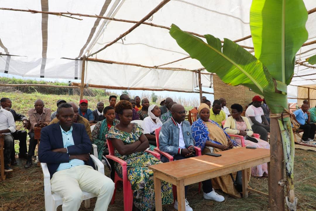 En marge de ces festivités,SE le 1er Ministre a invité tous les burundiais et étrangers résidents au #Burundi à répondre au grand rendez-vous du <a href="/BCRRGPHAE2022/">RECENSEMENT GENERAL 2022 | COMPTE OFFICIEL</a> et à se protéger contre la variole du singe,#Mpox, en observant scrupuleusement les mesures prises par @mspls_bdi.