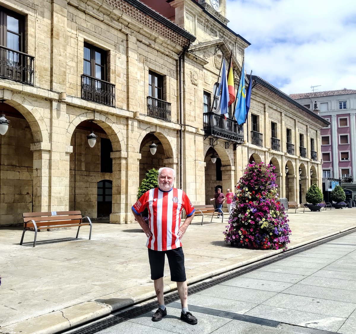 AtletideSocios's tweet photo. El Atlético Club de Socios está visitando Avilés dentro del IX Encuentro de Fútbol Popular. Nuestro socio y directivo Sebas luce la camiseta del Socios #futbolpopular #fasfe https://t.co/djxXfVLMkj