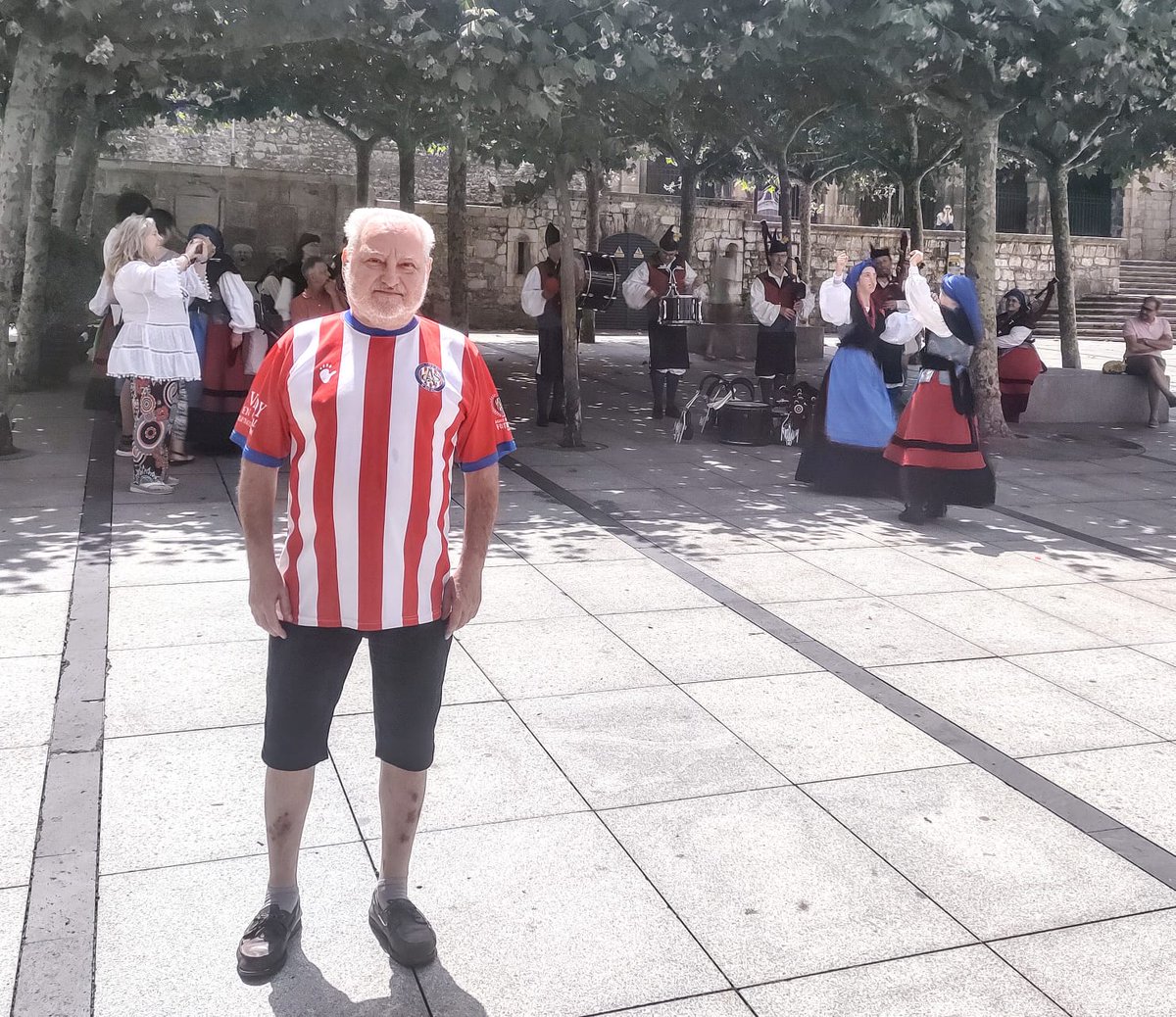 AtletideSocios's tweet photo. El Atlético Club de Socios está visitando Avilés dentro del IX Encuentro de Fútbol Popular. Nuestro socio y directivo Sebas luce la camiseta del Socios #futbolpopular #fasfe https://t.co/djxXfVLMkj