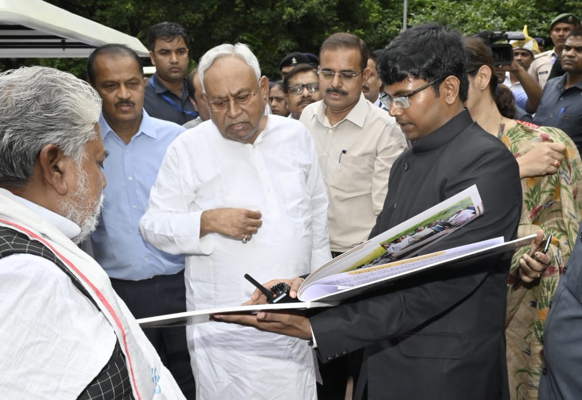 NitishKumar's tweet photo. नवादा जिले के गोविंदपुर प्रखंड स्थित ककोलत जलप्रपात में पर्यटकीय सुविधाओं का लोकार्पण तथा वन विश्राम गृह ‘अरण्यधारा’ का उद्घाटन किया। आज ककोलत जलप्रपात में ईको टूरिज्म सुविधाओं के विकास कार्य का लोकार्पण होने से पर्यटकों को काफी सुविधा होगी। ककोलत जलप्रपात पर्यटकों के लिए सुगम, सुरक्षित एवं आकर्षक बनाया गया है। ककोलत के विकास से एक तरफ इस क्षेत्र में पर्यटकों की संख्या में वृद्धि होगी तो दूसरी तरफ स्थानीय लोगों को रोजगार भी मिलेगा। (3/3)