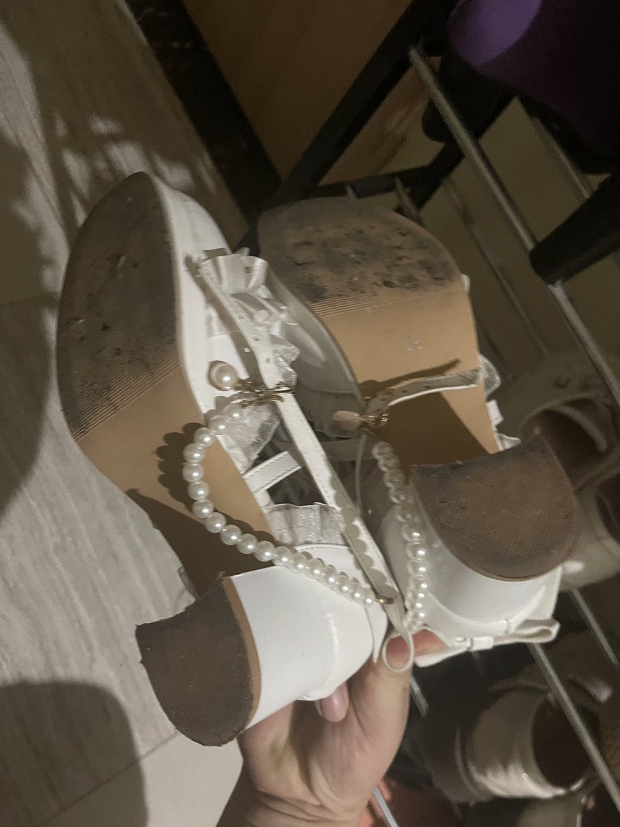 又扫了双lo鞋，很小的味道，符合我口味，因为是白天，没玩。标个点，晚上再过来，里面脏脏的，肯定是不穿袜子的。就喜欢女主不穿袜子踩着我的精液，太爽了 #lo鞋 #扫楼 #扫楼打胶 #玛丽珍