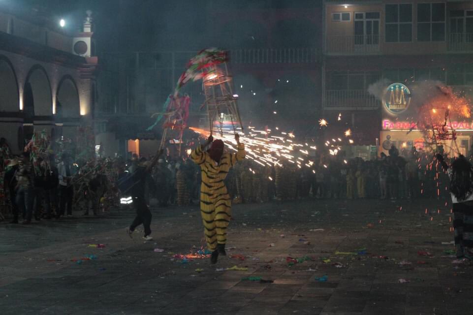 El Gobierno de Chilapa de Álvarez, realizó el recorrido de la apertura de la #Tigrada2024, por las principales calles, participando hombres y mujeres de diferentes edades con trajes de Tigres, perros, acatecas, San Jeronimeñas, además de danzantes mexicas y bandas de chile frito.