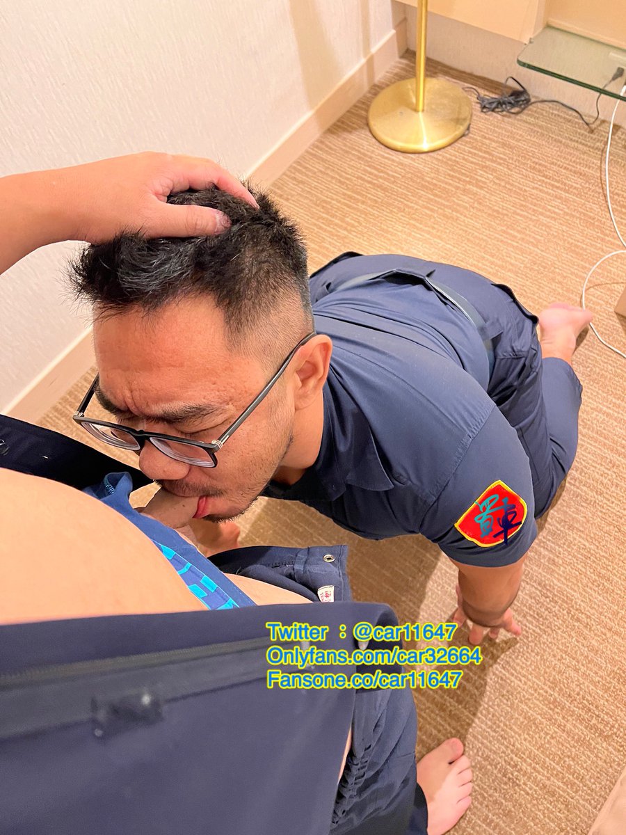 car11647's tweet photo. 當了一下制服犬，主人太高我握拳吃不到雞🐔🤣

頻道更新新影片囉，快來收看‼️
My channel has new videos uploaded!
中文多管道付款➡️ https://t.co/5VLkVGRPiE
Onlyfans ⬇️
https://t.co/hTNSmeWgrR https://t.co/cCDSKUSKCh
