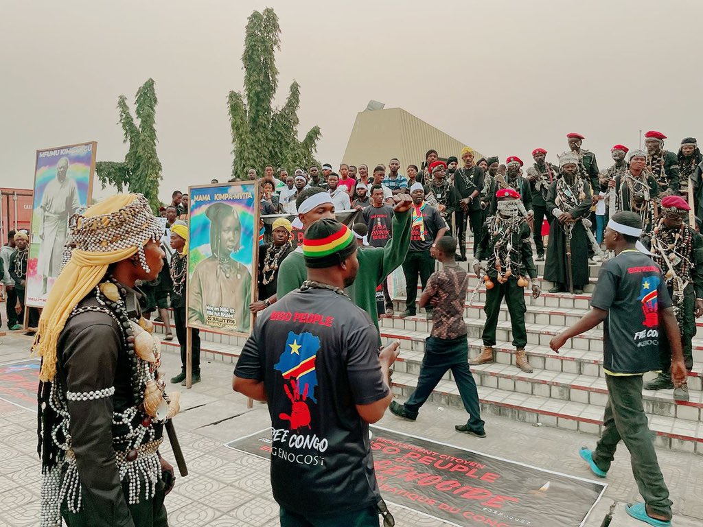 pepele_news's tweet photo. 🔴 #Genocost2024 | Plus de 1'500 participants ont répondu à l'appel du Mouvement Citoyen #BisoPeuple pour la commémoration des victimes du #génocide #congolais à la place échangeur LIMETE devant le monument de Lumumba à Kinshasa.
Dans l'activité : BISO PEUPLE a :
1. Dénoncer le Silence complice de la communauté internationale sur la situation sécuritaire en RDC.
2. Lancer un appel à l'auto défense de la population afin de faire échec au plan de l'ennemi tant interne qu'externe allant de sens faciliter la balkanisation ou faire du congolais un sous homme à la traîne du Rwanda et de l'Ouganda.
3. Lancer l'initiative dénommée "Vigilance populaire" en appelant la population se défend elle-même et dénonce l'infiltration. Cette initiative sera représentée sur l'ensemble du territoire congolais.
4. Lancer un message particulier à la classe politique pour qu'elle comprenne que si on a un problème entre congolais, c'est entre nous qu'il va finir. Il n'est pas judicieux de profiter de nos frustrations pour vendre le pays à ceux qui nous ont tué plus de 2 décennies et enfin ;
- Lancer un Message à Kagame que la jeunesse congolaise s'est levée pour défendre sa terre. #RDC @pepele_news