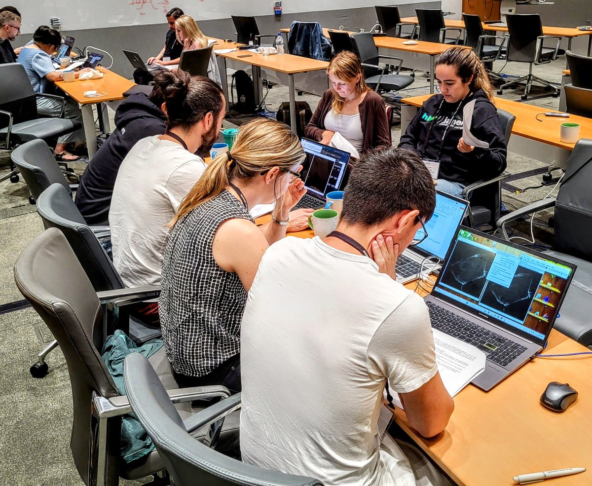 AICjanelia's tweet photo. Today's morning session at #IALSJanelia - participants are performing colocalization analysis on the data sets they have collected from various microscopes throughout this week. https://t.co/jcgXetL26f