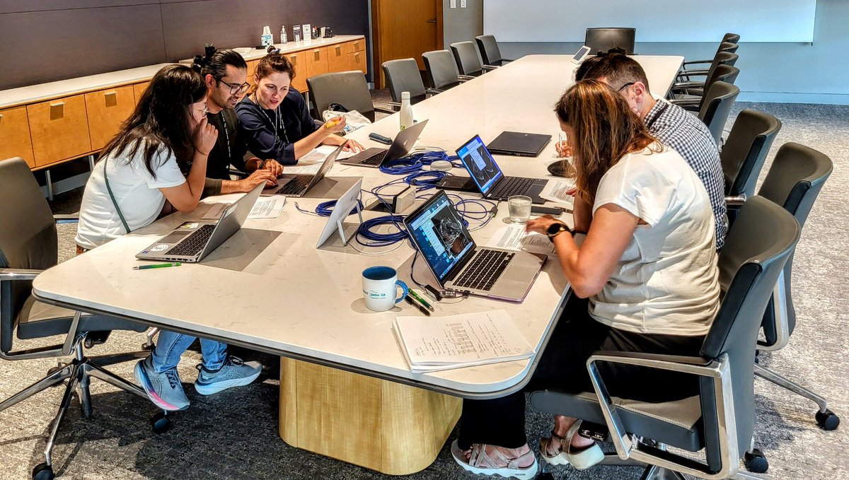 AICjanelia's tweet photo. Today's morning session at #IALSJanelia - participants are performing colocalization analysis on the data sets they have collected from various microscopes throughout this week. https://t.co/jcgXetL26f
