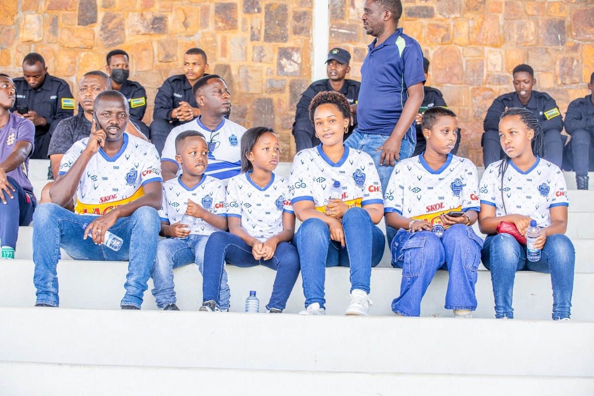 rbarwanda's tweet photo. 📷AMAFOTO📷

Ibihumbi by'abakunzi ba Rayon Sports bahuriye muri  Kigali Pelé Stadium, ahari kubera ibirori ngarukamwaka bitangiza umwaka w'imikino w'iyi kipe no kwishimira uko umwaka ushize uba waragenze, bizwi nka #RayonSportsDay. 

Ibirori byatangijwe n'akarasisi k'abafana birasozwa n'umukino uhuza Gikundiro na Azam FC yo muri Tanzania.  #RBASports