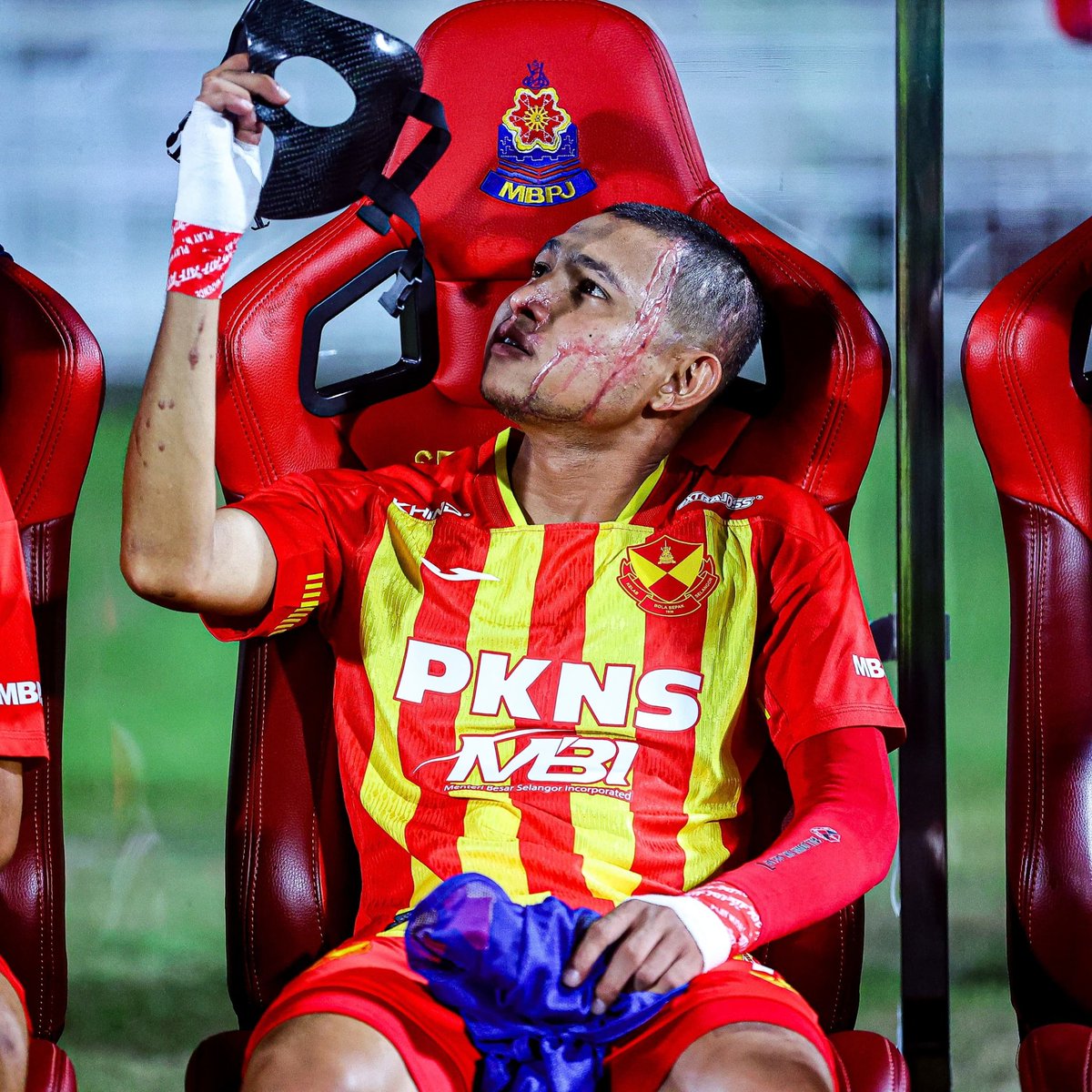 Menunggu masa untuk kembali ke padang, kali ini dengan topeng 🎭

📸 Shah Amirul untuk Semuanya BOLA

#SELTER