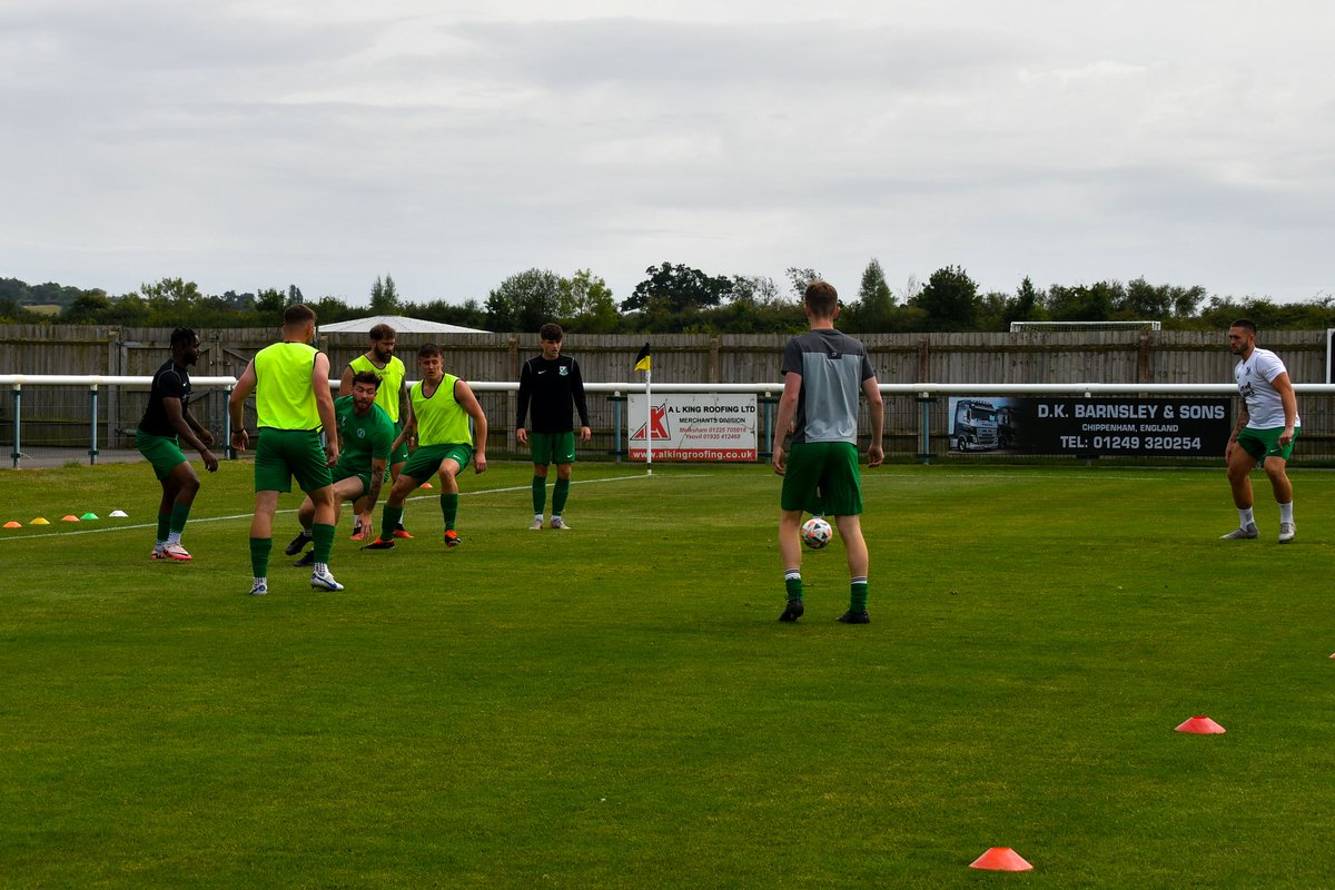 Starsphinx_Pics's tweet photo. Warming up at #oakfields for #facup action @MELKSHAMTOWNFC v @WeltonRoversFC https://t.co/djG9gGiId3