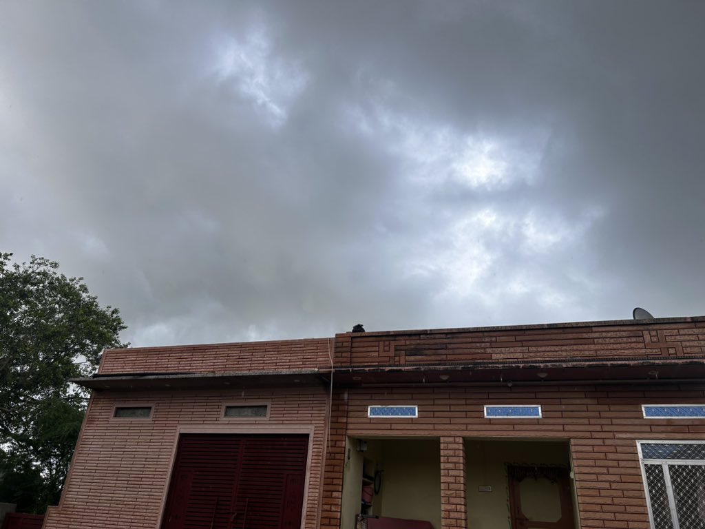 sureshsiya43493's tweet photo. शाम का मोस
#evning ⛈️⛈️ https://t.co/LSYoFLvey9