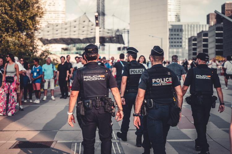 policia's tweet photo. Nuestros agentes 👮🏻‍♀️ 👮🏻‍♂️desplazados en #Paris2024 se encuentran patrullando en primera línea, en el denominado último kilómetro, junto con la @PoliceNationale 

Continuamos con nuestra labor para que todos podamos disfrutar de estos #JJOO2024 con #seguridad 

#TuPolicíaEnParís https://t.co/tZyXWcnSnj
