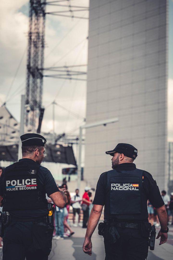 policia's tweet photo. Nuestros agentes 👮🏻‍♀️ 👮🏻‍♂️desplazados en #Paris2024 se encuentran patrullando en primera línea, en el denominado último kilómetro, junto con la @PoliceNationale 

Continuamos con nuestra labor para que todos podamos disfrutar de estos #JJOO2024 con #seguridad 

#TuPolicíaEnParís https://t.co/tZyXWcnSnj