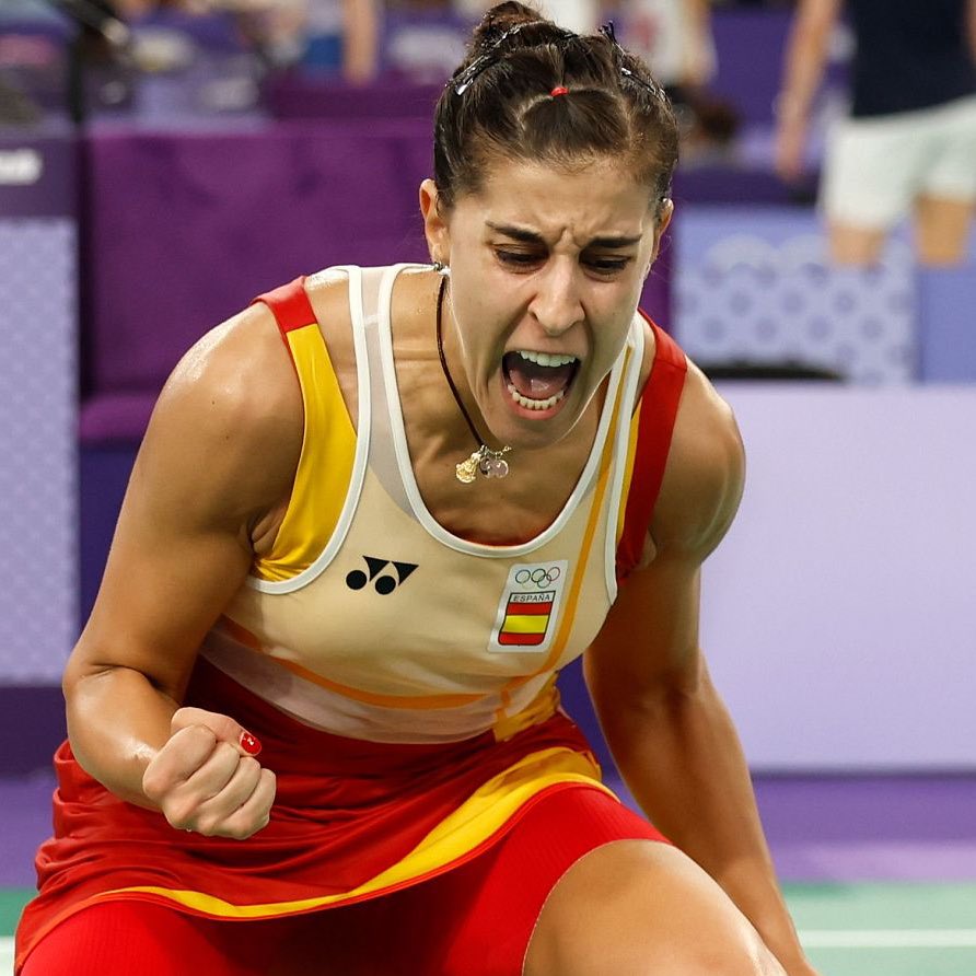 UniCatolicos_es's tweet photo. La española Carolina Marín se ha clasificado hoy a las semifinales de los #JuegosOlimpicos 

En 2016, cuando consiguió la medalla de oro, lo primero que hizo fue ir a la aldea del Rocío a ofrecérsela a la Virgen

Siempre lleva con ella un escapulario de la Virgen del Rocío

HONOR https://t.co/1yfaa3okZt