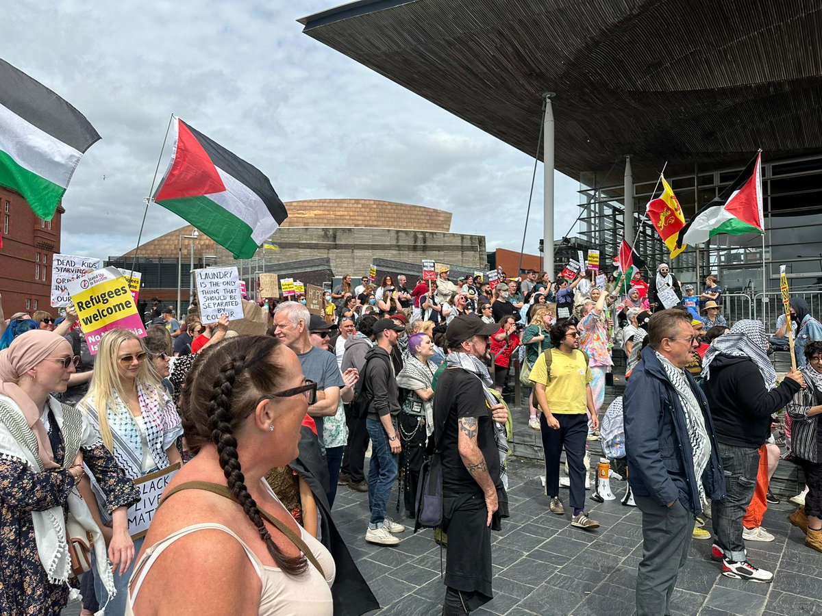 Cardiff
Fascists 18
Anti racists 400
<a href="/sutr_wales/">SUTR Wales</a>