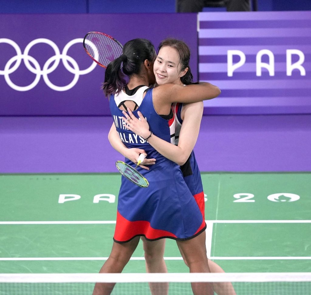 craigansibin's tweet photo. THANK YOU PEARLY-THINAAH! 

We know that both of you have already do your best. 

Although you didn’t win a medal, don’t be discouraged as you made history on your debut. Becoming the first WD to reach semifinals. 

Keep going and hopefully to see you at #LA2028! 

🫡 @PearlyTannn and @Thinaah98 .

📸: CGTN Sports Scene

#SukanOlimpik #ShuttleHard #UNBRKBL #TeamMAS