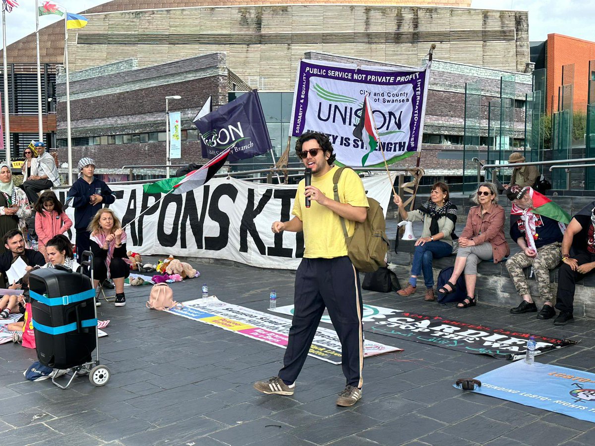 AntiRacismDay's tweet photo. Cardiff is anti-fascist! 400 antifascists with @BLMCardiff and Stand Up to Racism outnumbering a tiny rump of fascist thugs ✊🏾🤩 https://t.co/LFqlVNvt7V