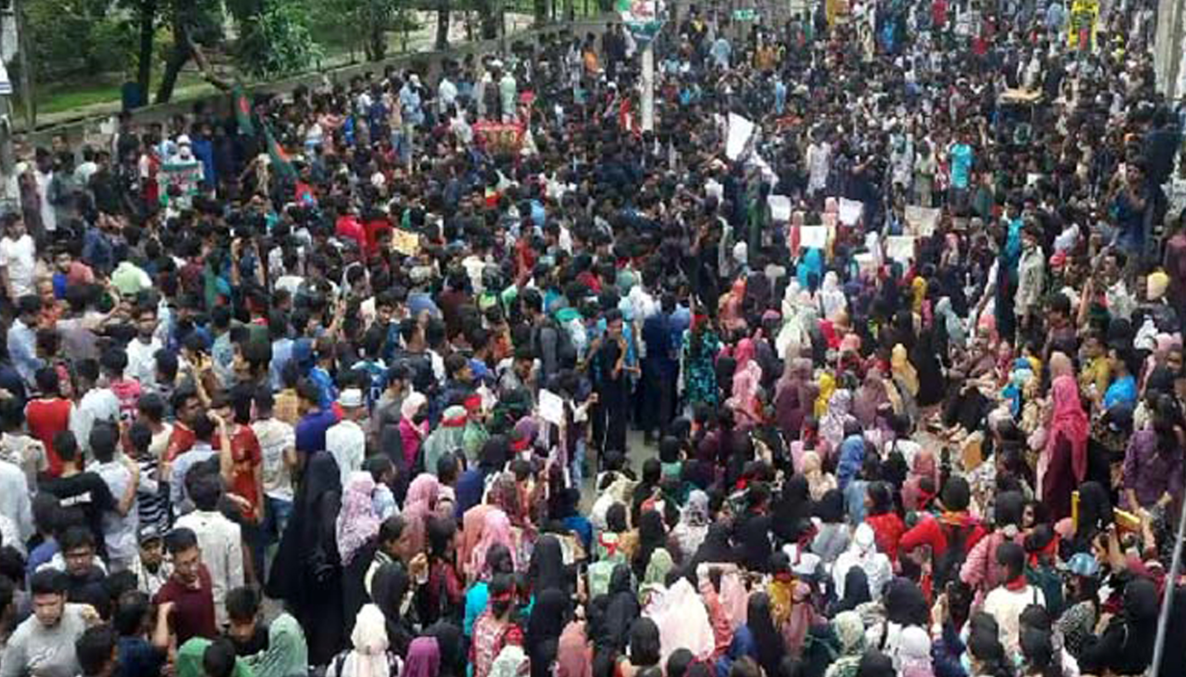 টাঙ্গাইলে মহাসড়ক অবরোধ করে নয় দফা দাবিতে শিক্ষার্থী-অভিভাবকদের বিক্ষোভ