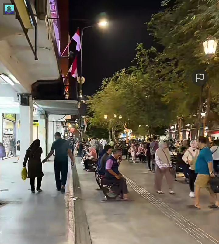 tanyakanrl's tweet photo. 💚 Malioboro Jogja tuh kalau malem adem, nostalgia, memory core sama romantis vibenya kerasa banget. 

Mana tadi sempet ke daerah kampus di Sleman makanan di Jogja murah2. https://t.co/24GCnfQHEe