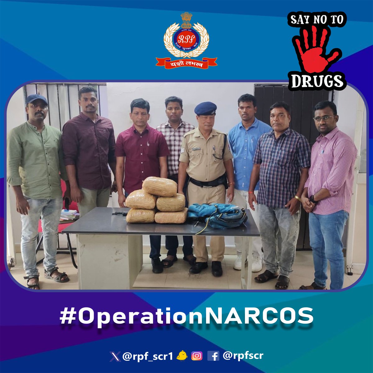 rpf_scr1's tweet image. During checks on Konark Express by #RPF Detectives #Secunderabad found an unclaimed bag contain 10 kgs of Dry Ganja valued at Rs.2.50 lakh, showcasing their diligence and keen instincts. Handed over to #Excise for further action #OperationNARCOS.

@RPF_INDIA @RailMinIndia