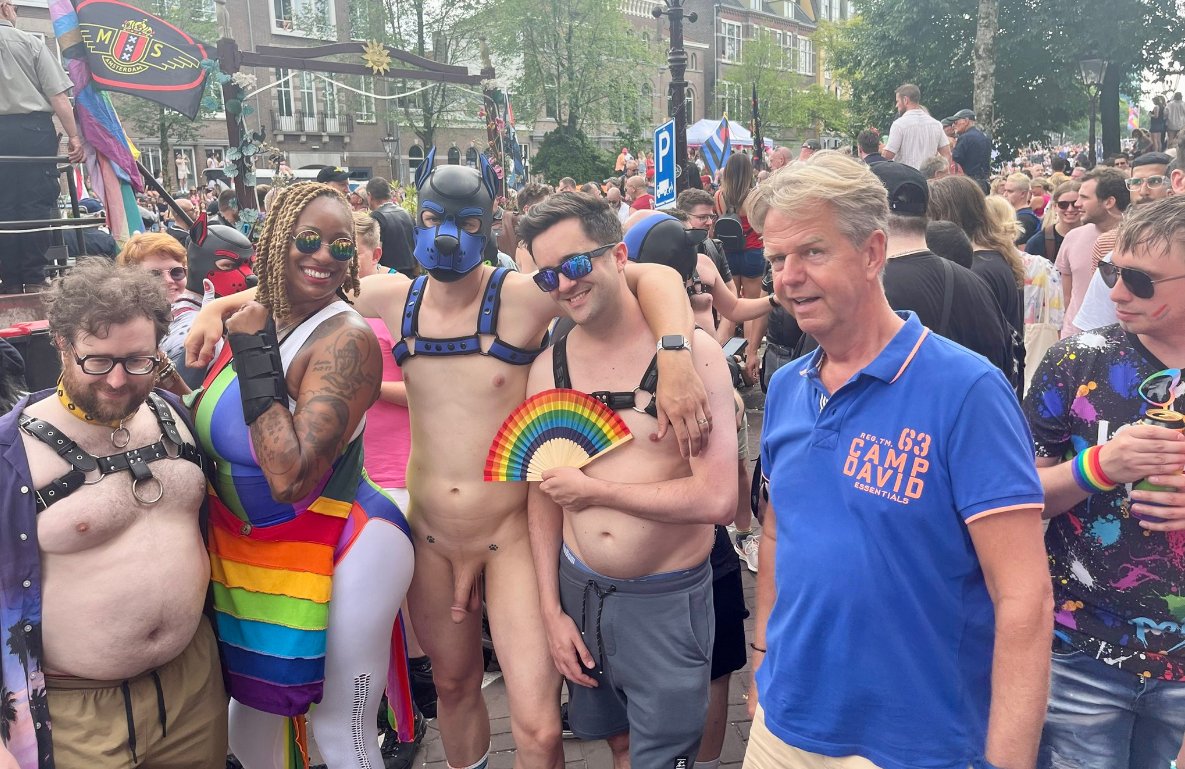 Hoe komt dat toch dat de acceptatie van de lhbti zo hard naar beneden holt? Iemand een idee? 

Dit heeft niets met acceptatie te maken, dit is decadente viespeukerij. Niets meer niets minder.