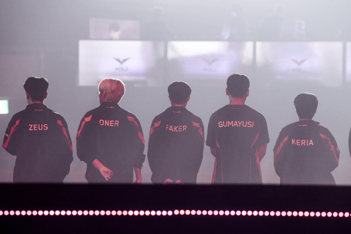 NN132310's tweet photo. Sanghyeok ah, You are our most precious things. Win or lose doesn't matter,you're important, you know? ❤️
Who are we? We are T1. We haven't finished theroad because isn't all roads lead to you yet?
#우리혁화이팅 
#OurHyeokOurSun 
#We_Stand_For_Faker 
#We_Never_Left https://t.co/FcUgAN64bH