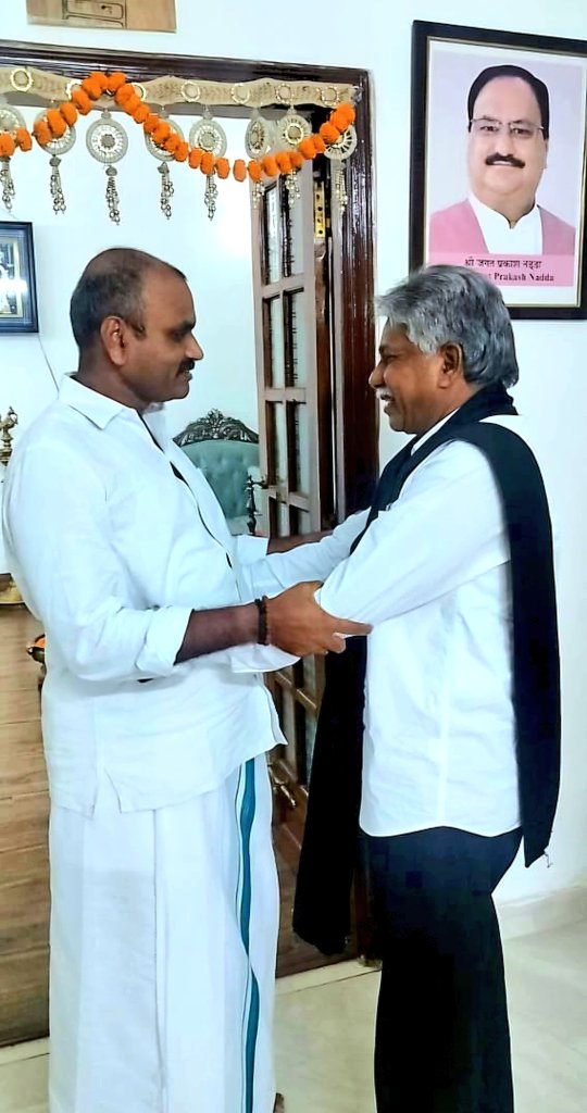 DrLMurugan's tweet photo. மாதிகா இடஒதுக்கீடு போராட்ட சமிதி, தலைவரான மதிப்பிற்குரிய திரு.மந்த கிருஷ்ணா மாதிகா அவர்களை, இன்று டெல்லியில் உள்ள எனது இல்லத்தில் சந்தித்தேன். 

உச்ச நீதிமன்றத்தால் சமீபத்தில் வழங்கப்பட்ட, அருந்ததியர் இன சமுதாய மக்களுக்கான 3% உள்ஒதுக்கீடு வழங்குவதற்���ான வரலாற்றுச் சிறப்புமிக்க தீர்ப்புக்குப் பிறகு, இதற்காக அதிக போராட்டக் களம் கண்ட சகோதரர் திரு.மந்த கிருஷ்ணா மாதிகா அவர்களை, நேரில் சந்தித்து உரையாடியதில் மிகுந்த மகிழ்ச்சி.