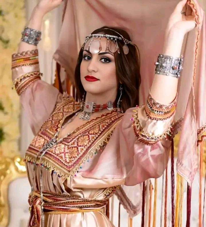 sirinabz's tweet photo. يؤسفنا إخباركم أن "إيمان خليف" فعلا ليست امرأة .. بل هي امرأة خارقة 🇩🇿 وتملك وجهين أحدهم للأعراس💃 والأخر للتهراس 👊.
#إيمان_خليف https://t.co/AWRM39A30q