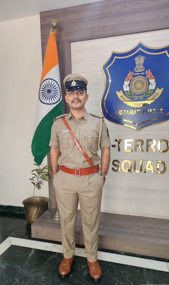 Brijesh242013's tweet image. ભગવાન અને માતા પિતાના આશીર્વાદથી #પોલીસ_ઇન્સ્પેક્ટર તરીકે કાર્યભાર સંભાળ્યો. 🙏🚨