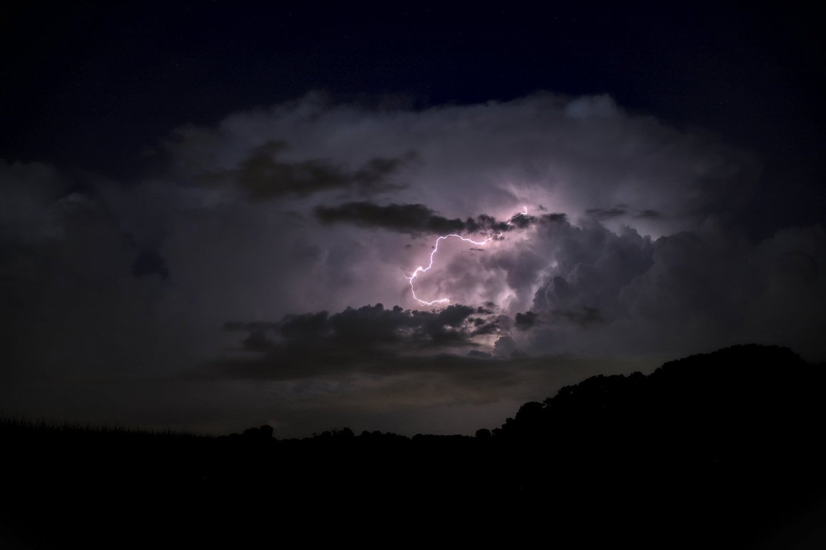 Sancysto's tweet photo. Quelques photos de l'#orage dans l'Est de Lyon. @AiRicK63 @kevinalves73100 @chasseur_dorage https://t.co/nUbfymOhSx