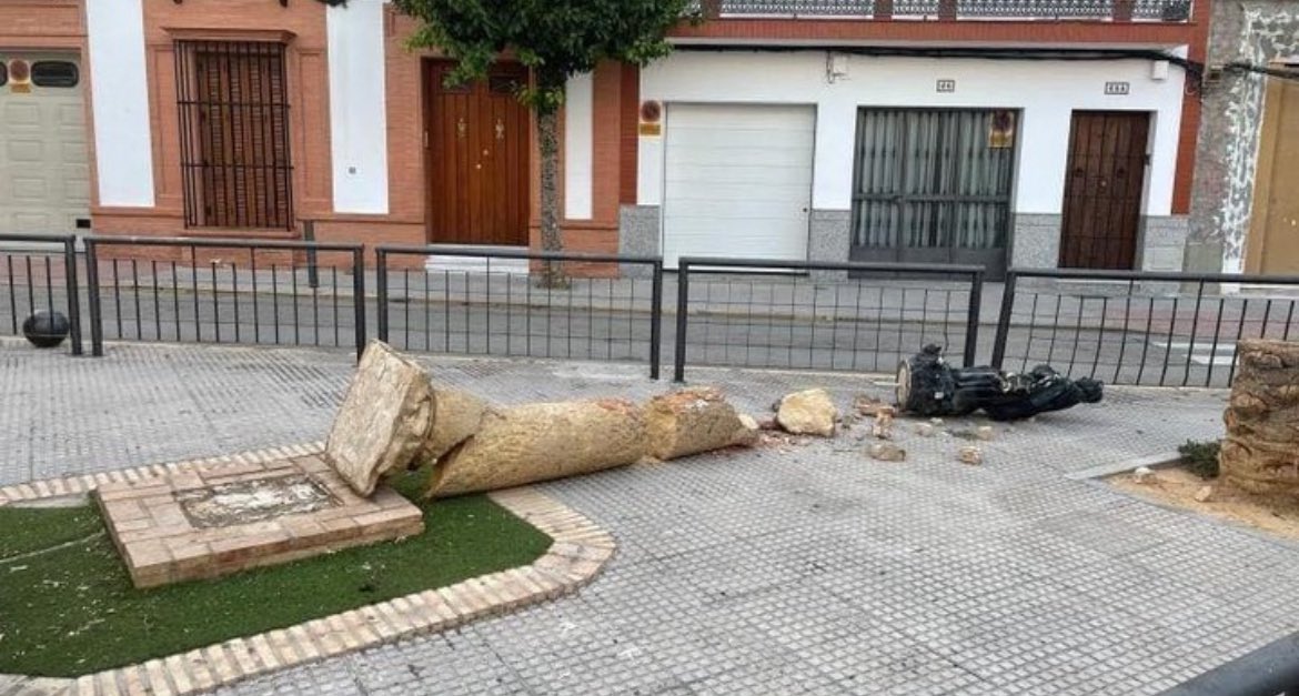 UniCatolicos_es's tweet photo. ‼️La imagen de la Inmaculada de Los Palacios Y Villafranca (Sevilla) fue anoche derribada por unos energúmenos.

«Si el mundo los odia, sepan que antes me odió a mí».

‼️BASTA YA DE CRISTANOFOBIA https://t.co/sB2QKRYm9r